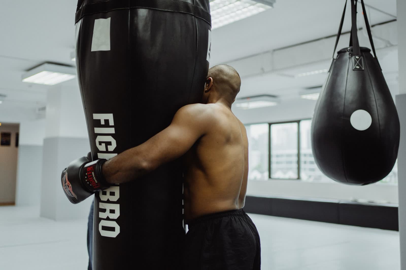 Boxeador trabajando el saco pesado en el gimnasio