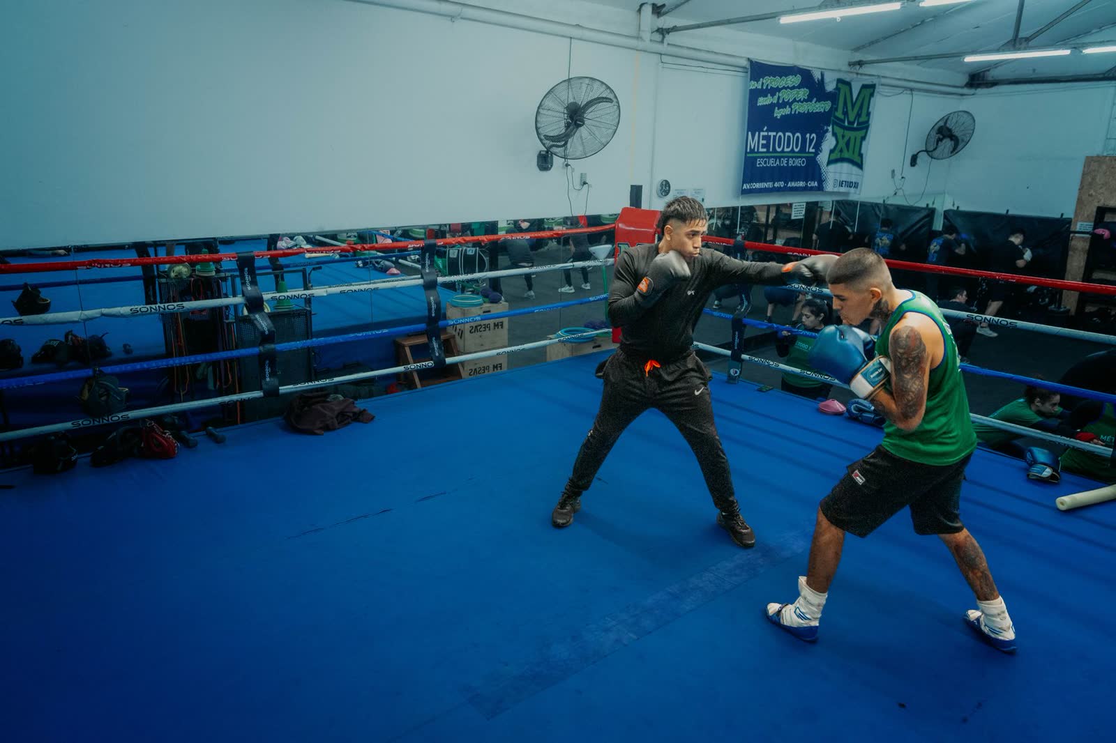 Dos integrantes del equipo entrenando juntos en el ring