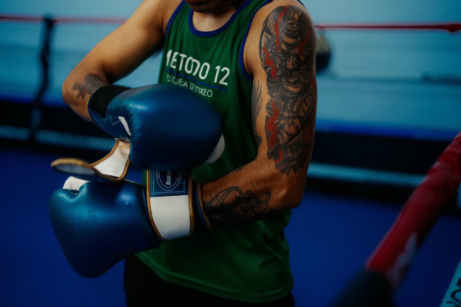 Vendas de boxeo colocadas sobre las manos antes de entrenar